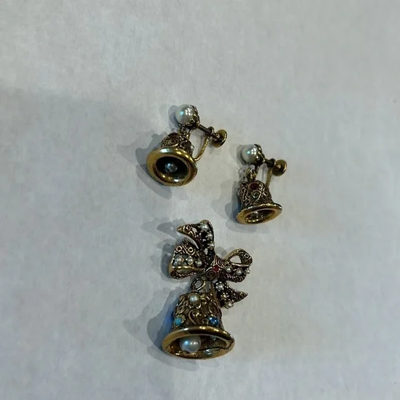 Vintage 1950s dangle bell screw on earrings and matching pin gold / jewel - Picture 10 of 12